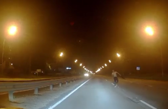 В Тверской области на трассе заметили неадекватного мужчину