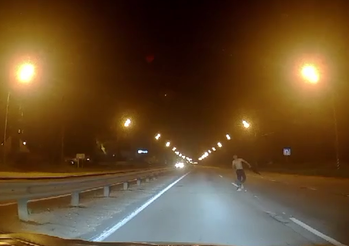 В Тверской области на трассе заметили неадекватного мужчину