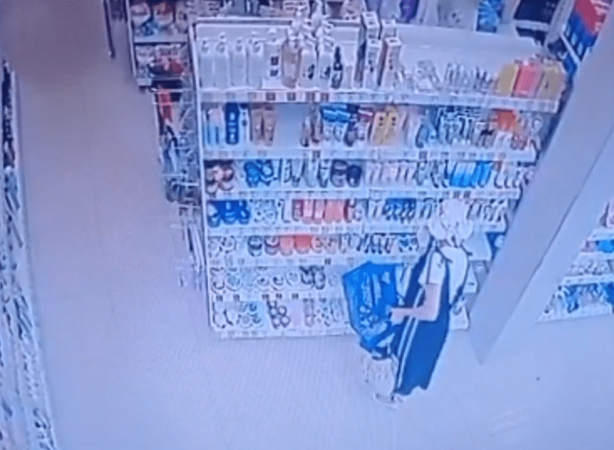 Цыганка в шляпе наворовала косметики в Тверской области и сбежала Цыганка в шляпе наворовала косметики в Тверской области и сбежала