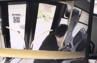 Оригинальный побег из автобуса в Твери попал на камеру Оригинальный побег из автобуса в Твери попал на камеру