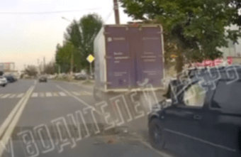 На видео попал момент столкновения легковушки и фургона в Твери На видео попал момент столкновения легковушки и фургона в Твери