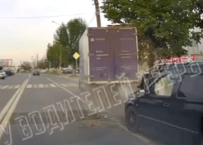 На видео попал момент столкновения легковушки и фургона в Твери На видео попал момент столкновения легковушки и фургона в Твери