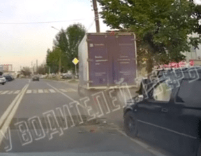 На видео попал момент столкновения легковушки и фургона в Твери На видео попал момент столкновения легковушки и фургона в Твери