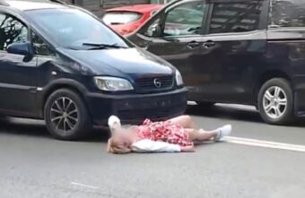 В центре Твери женщина попала под колеса легковушки В центре Твери женщина попала под колеса легковушки