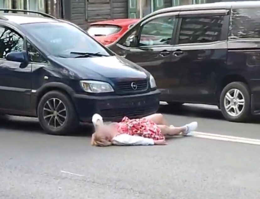 В центре Твери женщина попала под колеса легковушки