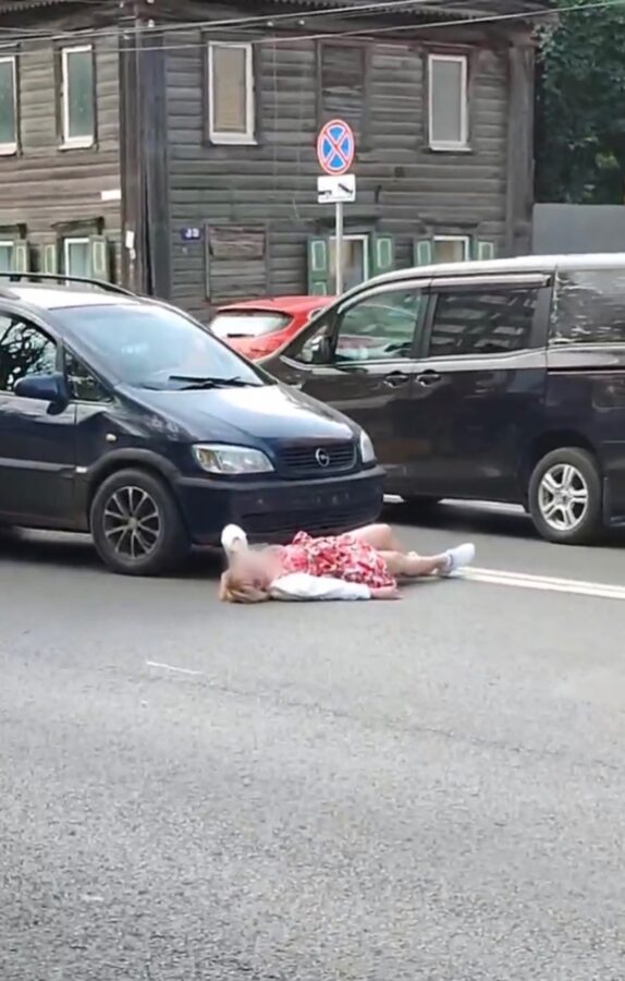 В центре Твери женщина попала под колеса легковушки В центре Твери женщина попала под колеса легковушки