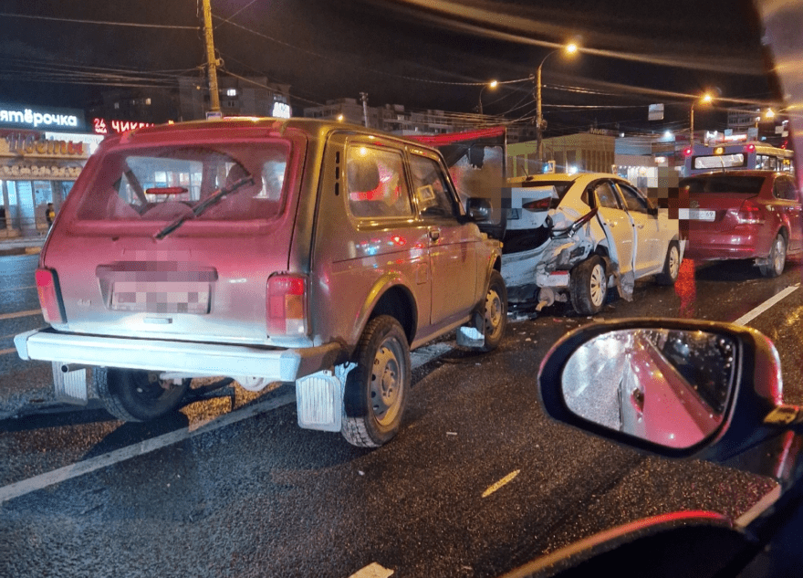 В Твери столкнулись четыре автомобиля