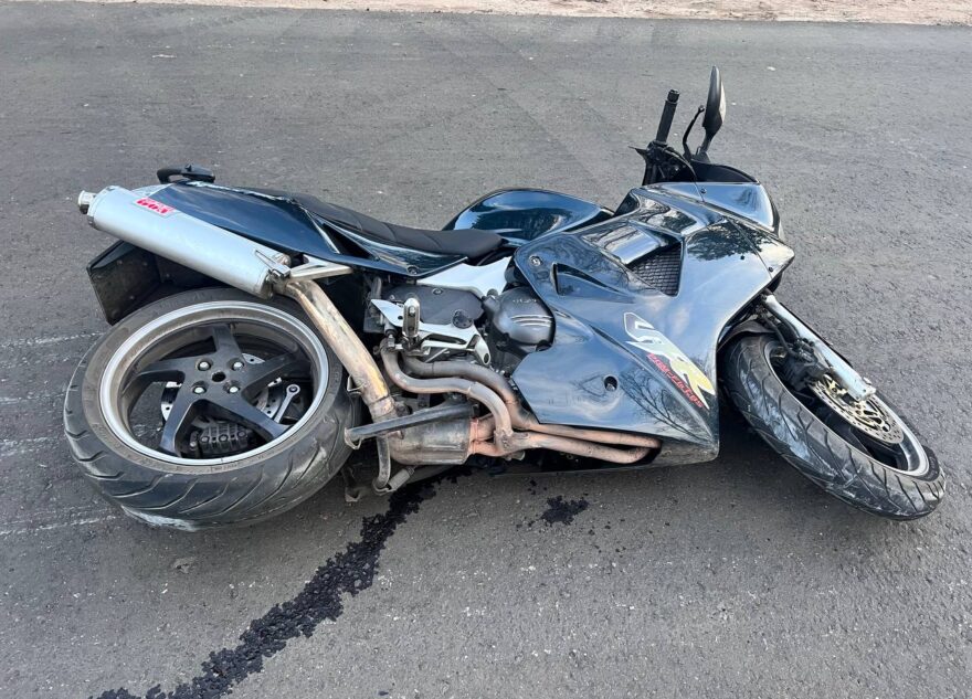 Под Тверью мотоцикл столкнулся с легковушкой