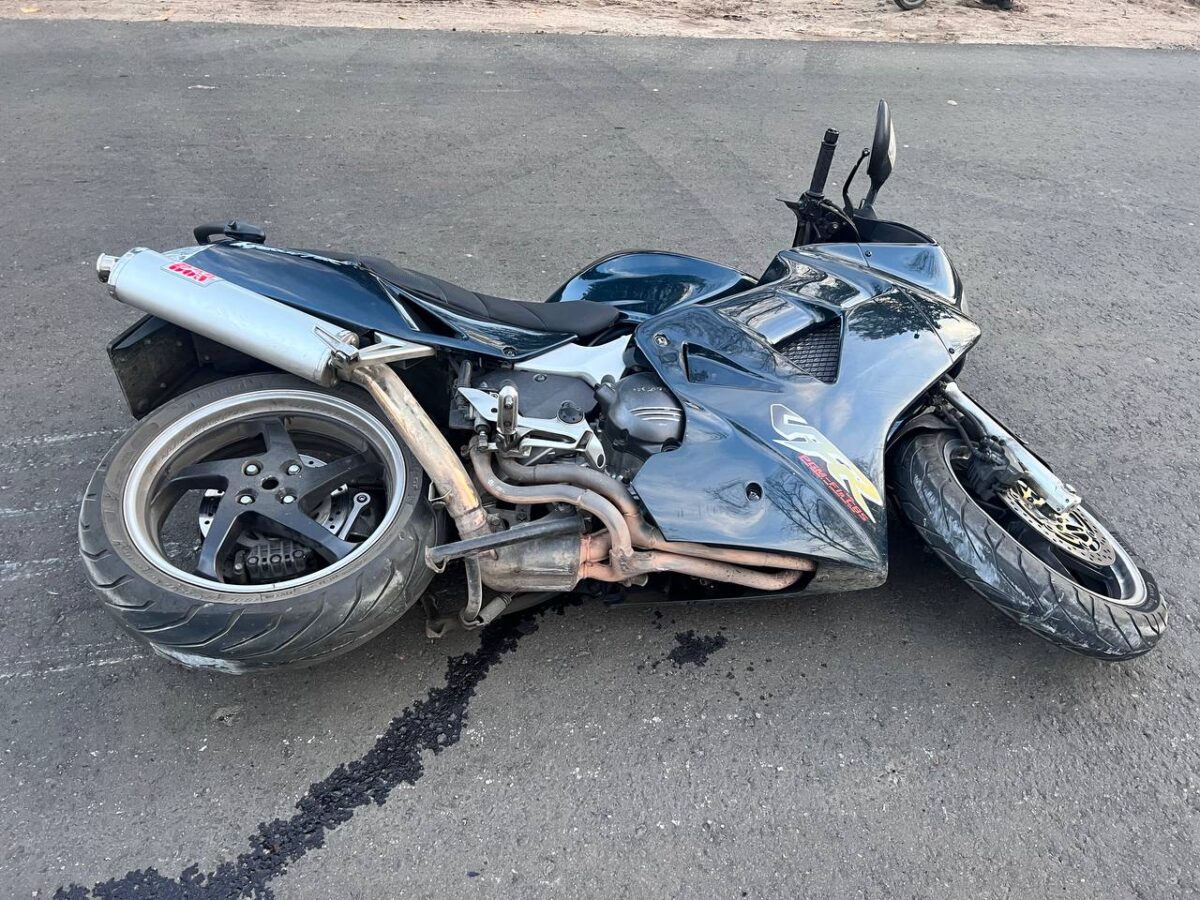 Под Тверью мотоцикл столкнулся с легковушкой