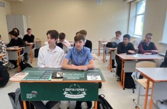 Лучшие ученики тверской школы сидят за партой Героя