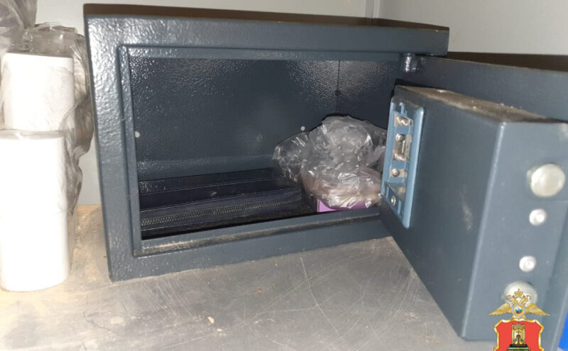 В Тверской области развозчик хлеба украл деньги из магазина