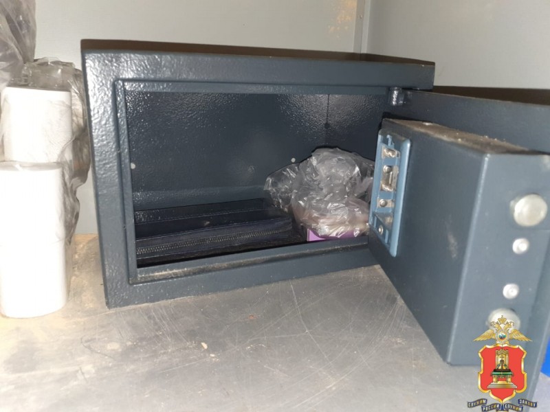 В Тверской области развозчик хлеба украл деньги из магазина