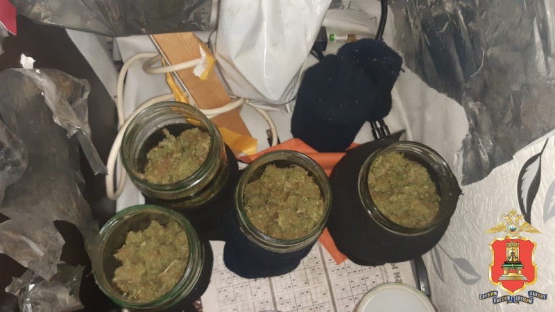 У жителя Твери нашли пять банок с марихуаной