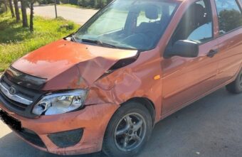 Под Тверью иномарка врезалась в отбойник и "вылетела" в кювет Под Тверью иномарка врезалась в отбойник и "вылетела" в кювет