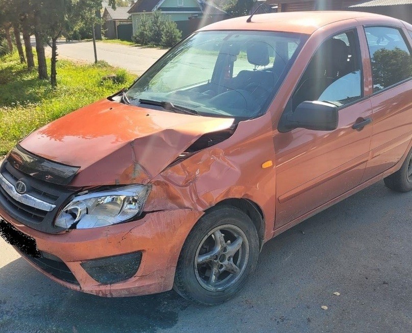 Под Тверью иномарка врезалась в отбойник и "вылетела" в кювет