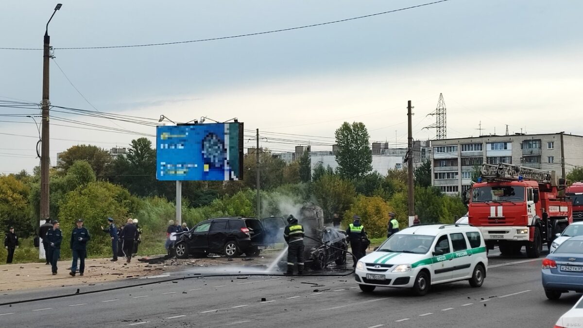 Иномарка загорелась после ДТП в центре Твери, есть погибший и пострадавший  | ТОП Тверь новости