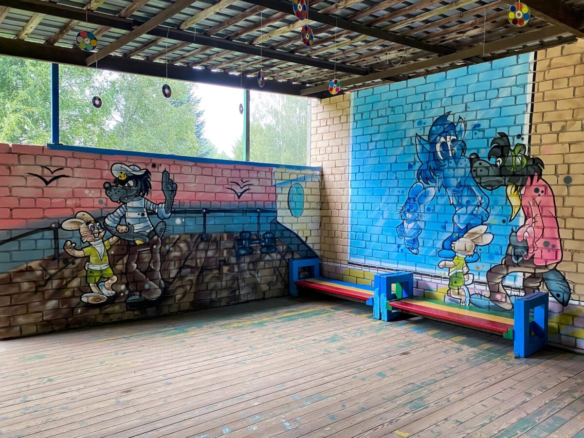 В Тверской области уличный художник расписал площадку детского сада