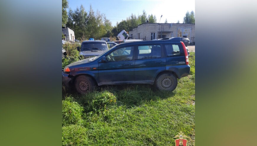 Житель Тверской области врезался в забор на угнанном у матери автомобиле Житель Тверской области врезался в забор на угнанном у матери автомобиле