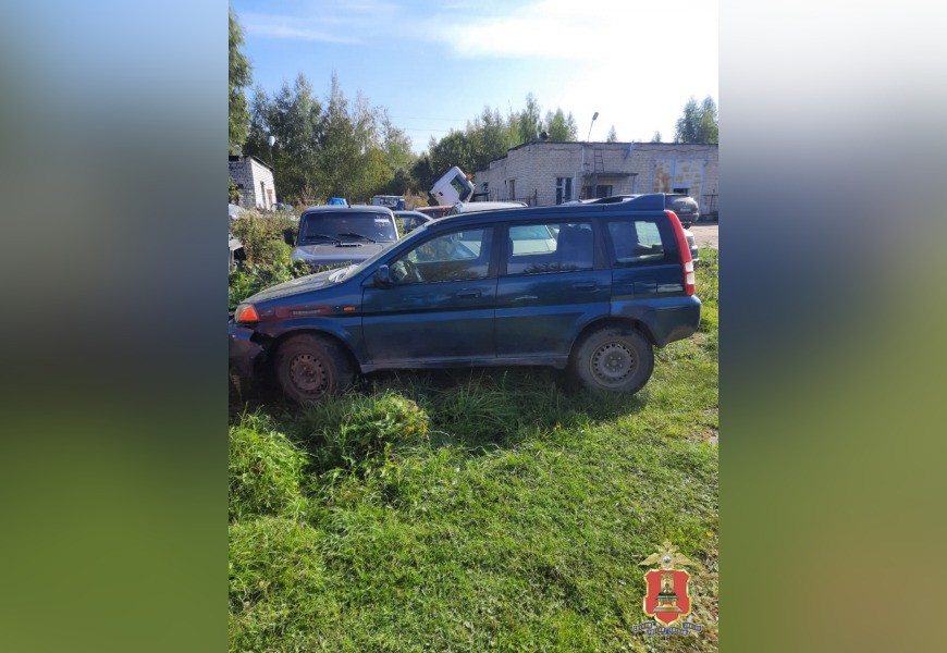 Житель Тверской области врезался в забор на угнанном у матери автомобиле