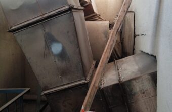 УК в Твери спилила противопожарную вытяжку в многоэтажке УК в Твери спилила противопожарную вытяжку в многоэтажке