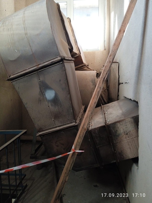 УК в Твери спилила противопожарную вытяжку в многоэтажке