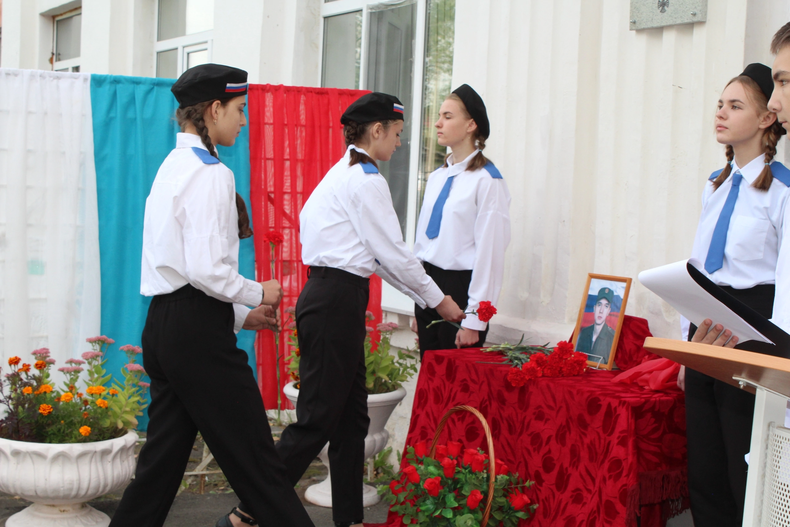 В Тверской области установили памятную доску Данилу Каримову, спасшему сослуживцев ценой жизни