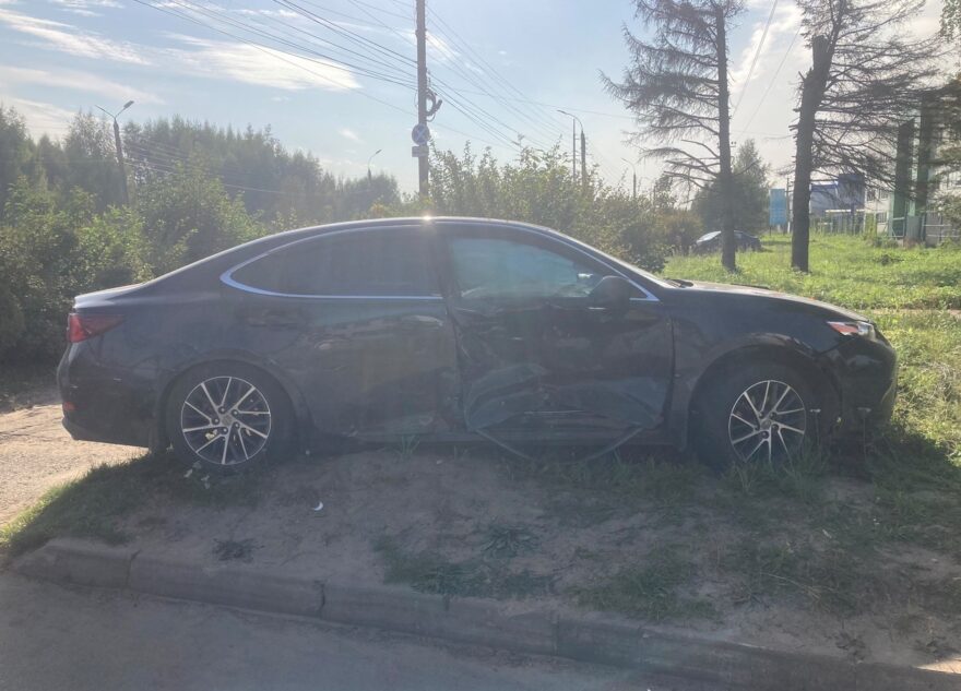 "Лексус" и "Шкода" не поделили дорогу в Твери