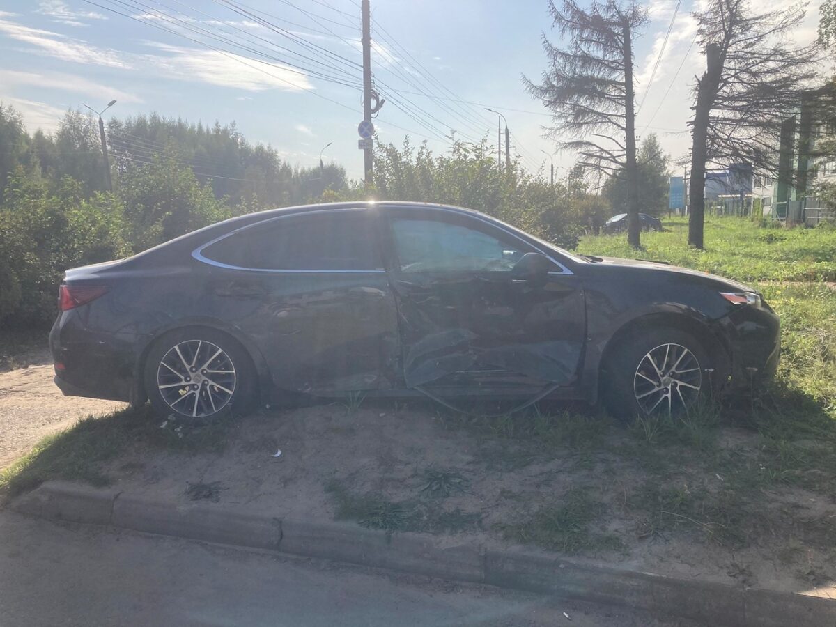 "Лексус" и "Шкода" не поделили дорогу в Твери