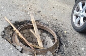 Канализационный люк в центре Твери открыт уже 15 лет