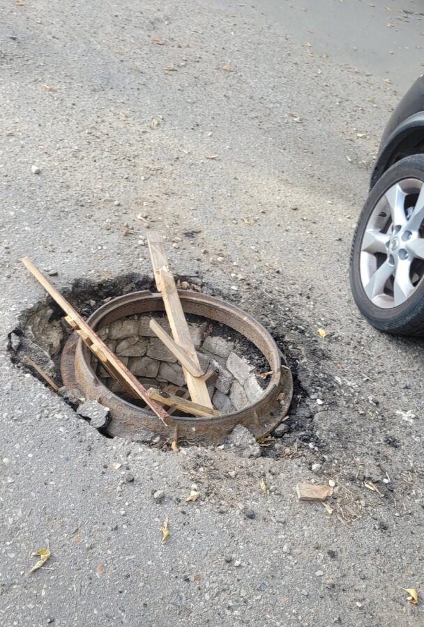 Канализационный люк в центре Твери открыт уже 15 лет