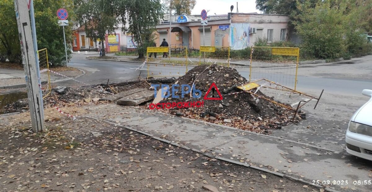 Слева – лужа, справа – люк: тверитяне пожаловались на дорожную ситуацию на одной из улиц