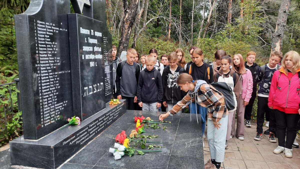 Школьники в Тверской области прошлись по патриотическому маршруту | ТОП  Тверь новости