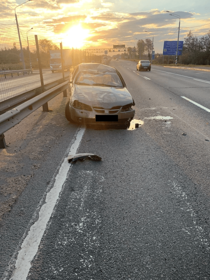 Под Тверью уснувший водитель направил легковушку в отбойник