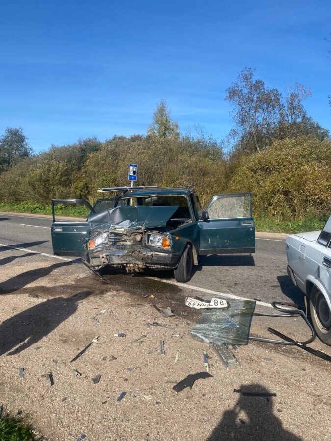 Четыре человека пострадали в ДТП с двумя ВАЗами в Тверской области