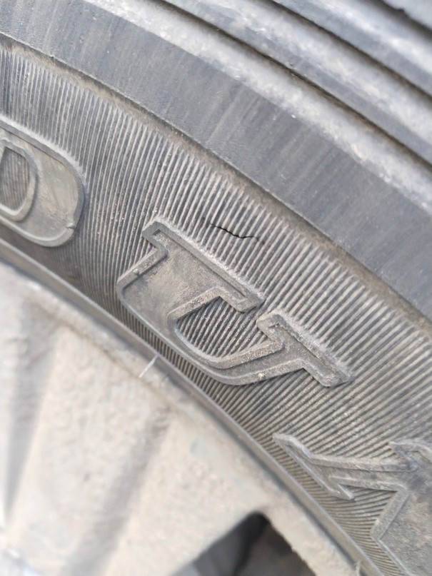 В Заволжском районе Твери снова режут колеса автомобилей по ночам