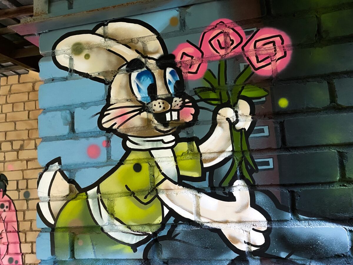 В Тверской области уличный художник расписал площадку детского сада