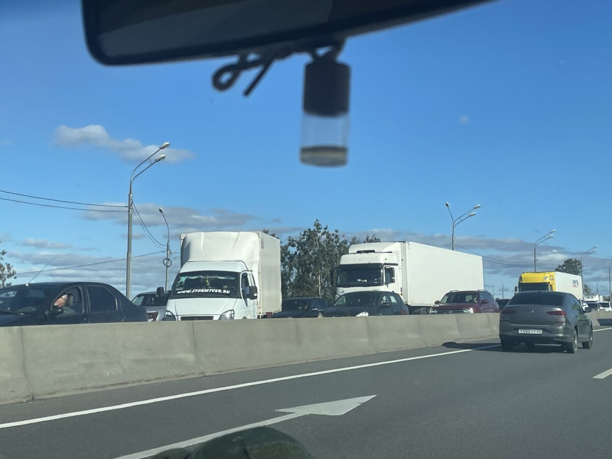 Из-за ДТП с грузовиком на М-10 собралась пробка