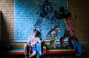 В Тверской области уличный художник расписал площадку детского сада