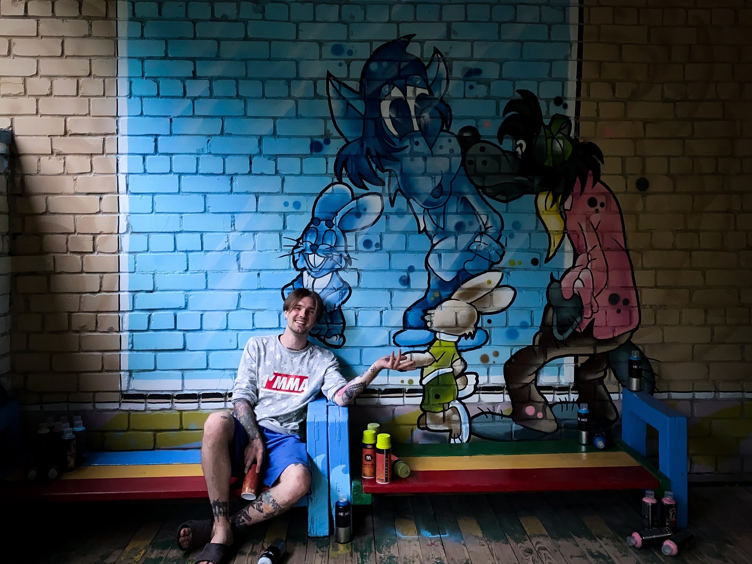 В Тверской области уличный художник расписал площадку детского сада