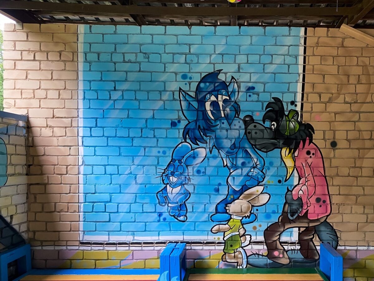 В Тверской области уличный художник расписал площадку детского сада