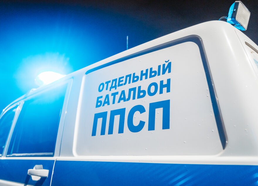 В Тверской области муж и жена на ходу выпрыгнули из полицейской машины В Тверской области муж и жена на ходу выпрыгнули из полицейской машины