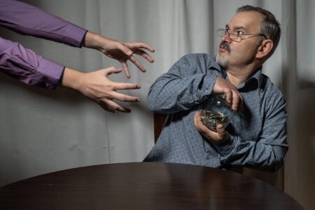 Аферисты наварились в Тверской области почти на три миллиона рублей за день Аферисты наварились в Тверской области почти на три миллиона рублей за день