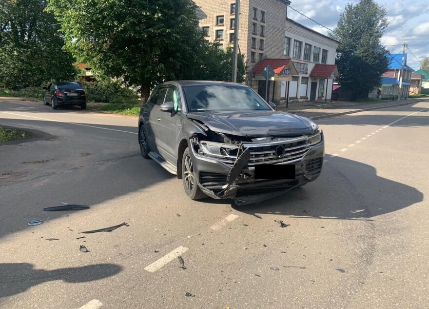 "Лексус" и "Шкода" не поделили дорогу в Твери "Лексус" и "Шкода" не поделили дорогу в Твери