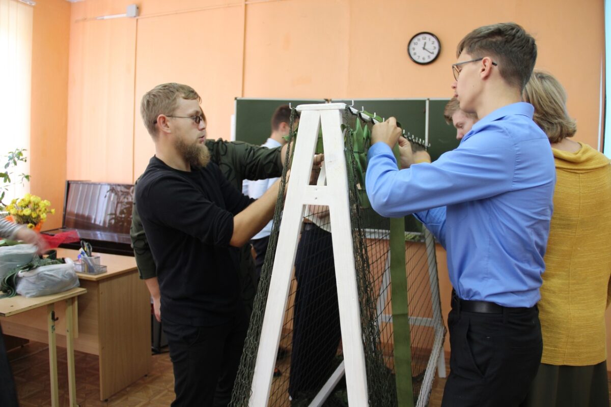 В Вышневолоцком округе школьники присоединились к плетению маскировочных сетей