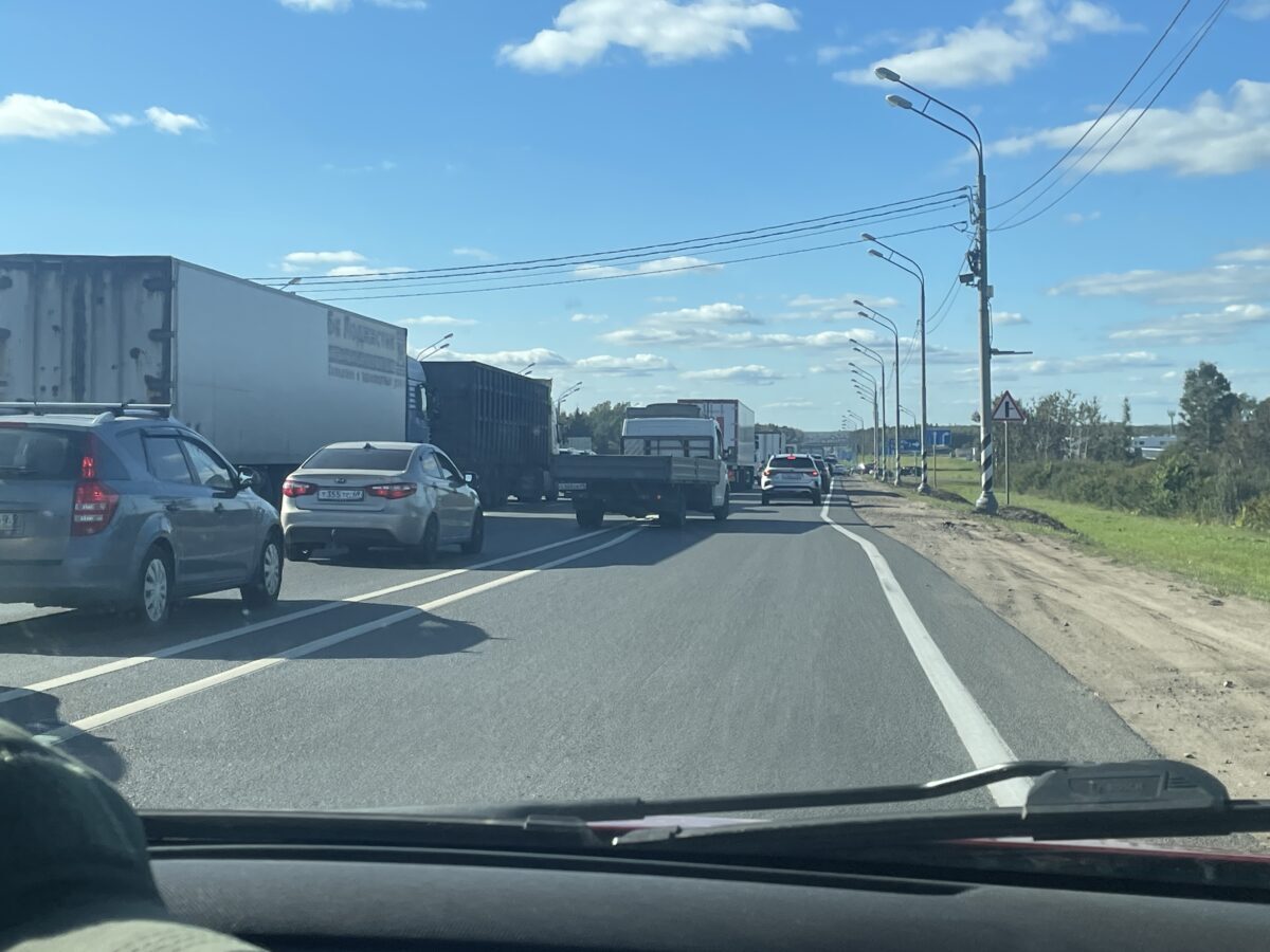 Из-за ДТП с грузовиком на М-10 собралась пробка