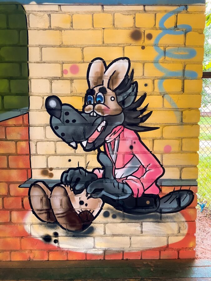 В Тверской области уличный художник расписал площадку детского сада