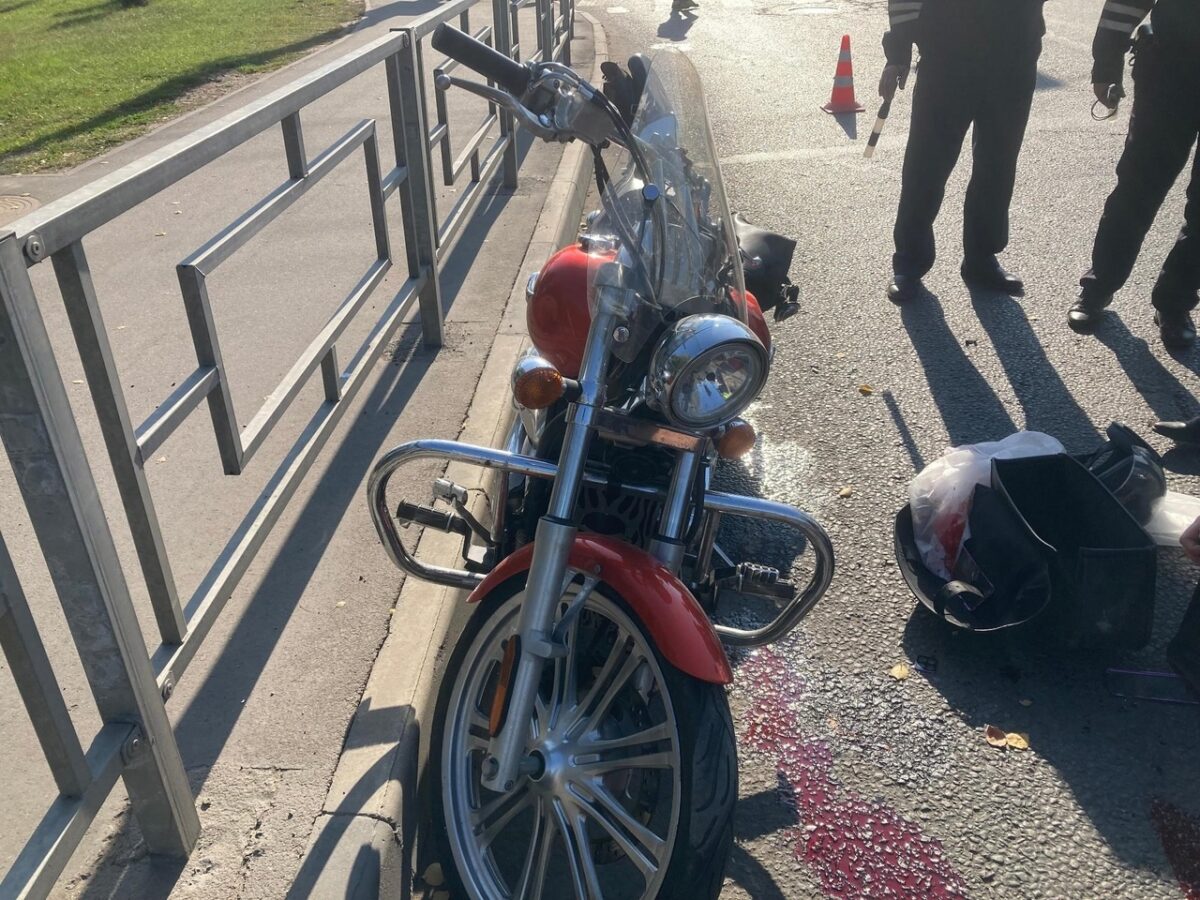 В результате столкновения с большегрузом в Твери погиб мотоциклист