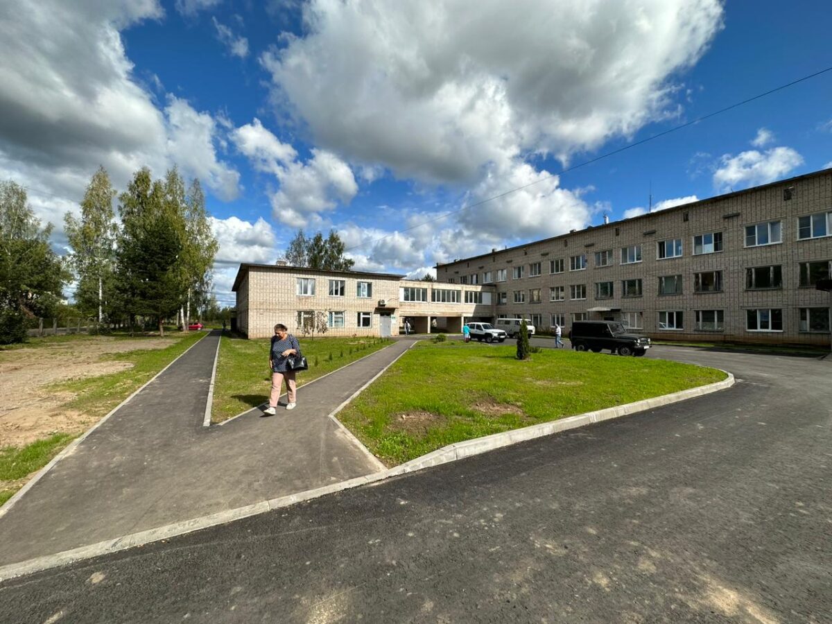 В Тверской области ремонтируют проезды и пешеходные дорожки к больницам