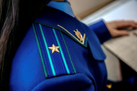 Житель Тверской области разозлился и разбил машину лопатой в Северной столице