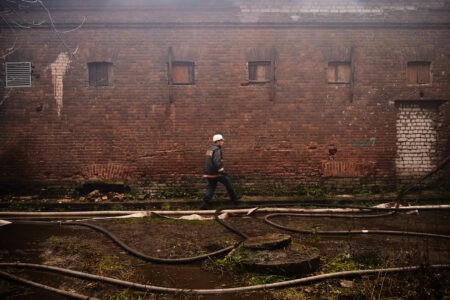 В Твери тушат расселённый дом в Морозовском городке В Твери тушат расселённый дом в Морозовском городке